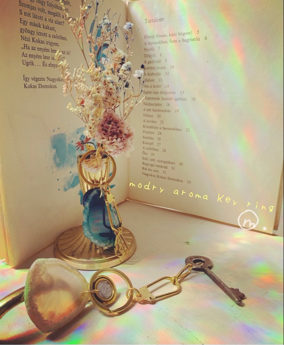 modry_jeden's tweet photo. modry aroma keyring🗝✨
モチーフは海のカケラ🌊

深海のかけら（ブルー）：深い海の底からくり抜いた模様
波のかけら（ホワイトベージュ）：波のしぶきを一部分閉じ込めた模様
をイメージしてみました。

付属のフェルトに好きな精油を垂らして楽しめます☆ https://t.co/HwaNzwFy3k