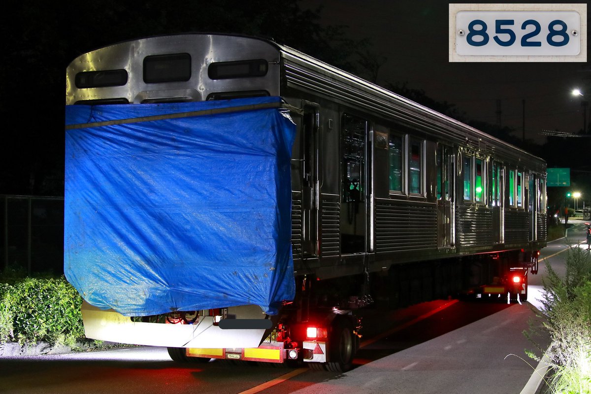 Tokuchan4698606's tweet photo. 2021年7月28日(水)
東急8500系8628F
解体に伴う廃車陸送
第1回目の廃車陸送です。
デハ8821(9号車)・デハ8528(10号車)が搬出されました。
廃車回送から2週間ほど、恩田でゆっくり過ごせたようです。
#東急8500系
#8628F https://t.co/ExHKriKjfh
