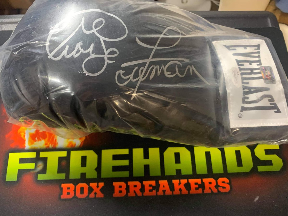 FirehandsB's tweet image. George Foreman Autographed Everlast Gloves

#boxing #everlast #memorbilia #georgeforeman