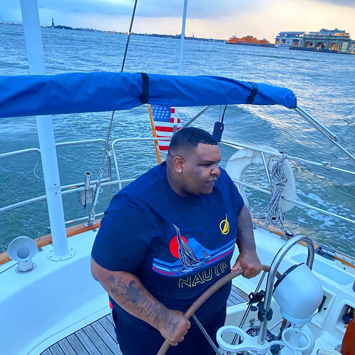 EliThaDon_'s tweet photo. Had to go scoop @FastlifeBolo ⛵️ #moviecomingsoon #captaindon https://t.co/XzMjruk9nr