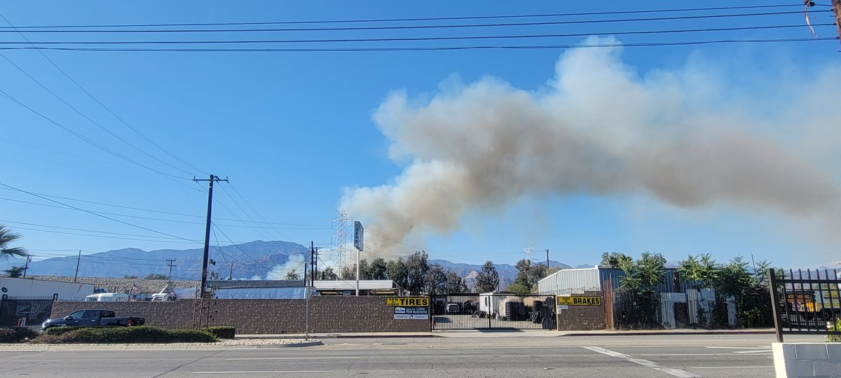 CityCynic's tweet photo. View of the #SantaFeDam fire in #Irwindale from the 210. #sgv @SGVTribune @KTLA @KCBSKCALDesk https://t.co/RIPH4Q7Gv7