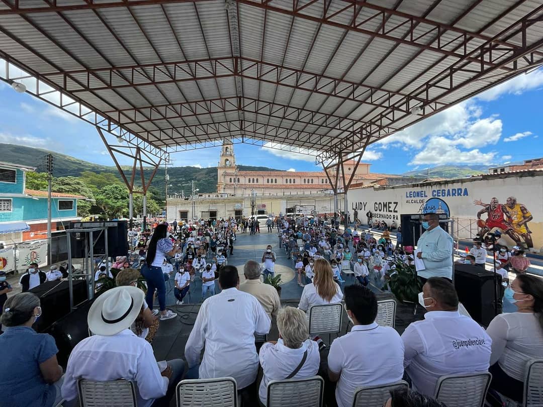 Jarturomolina1's tweet photo. Seguimos apoyando la reelección de nuestra gobernadora @laidygomezf y la candidatura a la Alcaldía de nuestra compañera Nuvia Criollo en el #MunicipioAndrésBello.
¡La #MaquinariaAdeca más fuerte que nunca!
#ADVive
#LosBuenosSomosMás https://t.co/sUx66UwPOp