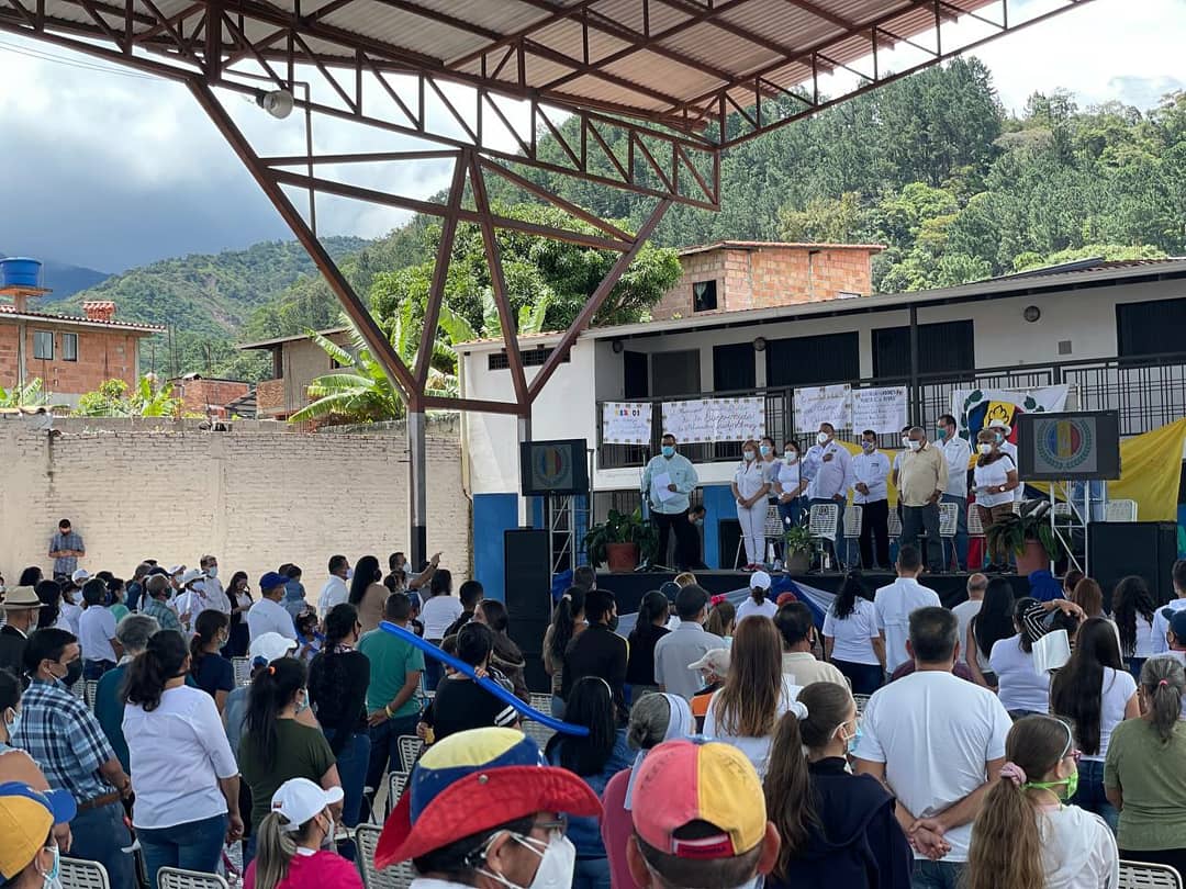 Jarturomolina1's tweet photo. Seguimos apoyando la reelección de nuestra gobernadora @laidygomezf y la candidatura a la Alcaldía de nuestra compañera Nuvia Criollo en el #MunicipioAndrésBello.
¡La #MaquinariaAdeca más fuerte que nunca!
#ADVive
#LosBuenosSomosMás https://t.co/sUx66UwPOp