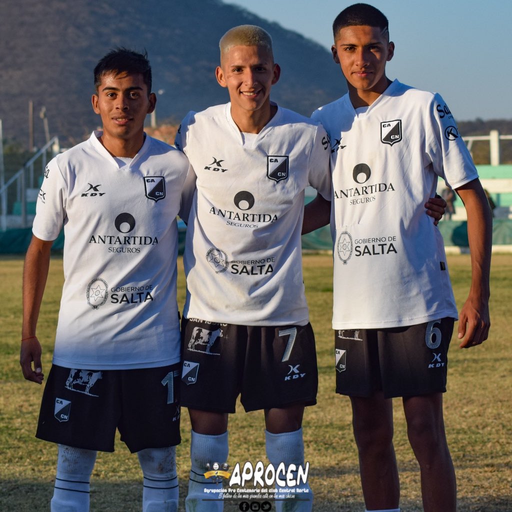 aprocen's tweet photo. 📌Hoy debutaron nuestros jugadores en la primera local y disputaron la fecha 10 del Torneo Anual 2021.
Alexis Zárate de la tercera división, debutó con dos goles ante Cachorros.
Ale Samir de la tercera división.
Ramiro Enríquez de la cuarta división.

#VamosLosPibes ⚫️⚪️ https://t.co/yBjdgFNKvb