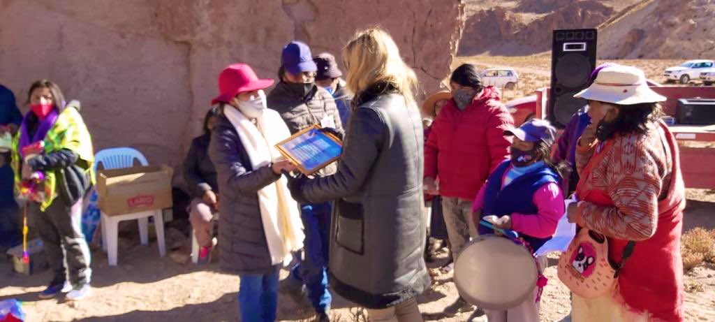 FlaviaRoyon's tweet photo. #diadelapachamama #1DeAgosto Tuve el honor de compartir junto al pueblo Kolla de Olacapato de la #ofrenda al pie del cerro #Quewar.
Un pueblo agradecido por los dones de la #MadreTierra 🌎 🌾por la vida, el trabajo y las oportunidades de la #minería
Agradezco tanta generosidad! https://t.co/vc73ekS49G