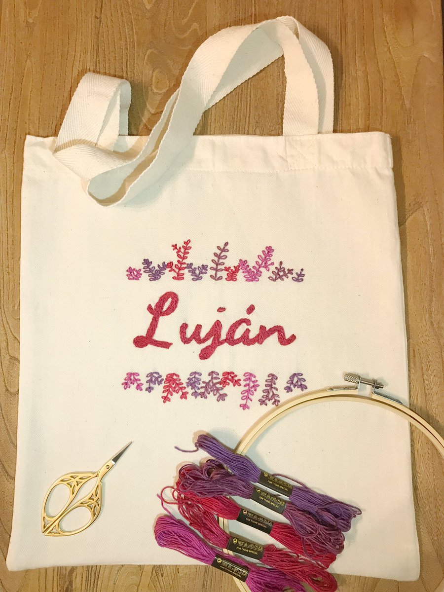 bordhada's tweet photo. 🌿🅃🄾🅃🄴 🄱🄰🄶 🌾 Otro diseño hermoso, pensado para Luján… regalo del día del abuelo 👵🏼💕
🔝Hay tantos diseños posibles de hacer! Es la magia del bordado 🤗
.
#bordar #bordadoamano #totebagbordada #embroidery #regalosoriginales #regalosespeciales #uruguay https://t.co/DJTtMA9dEW