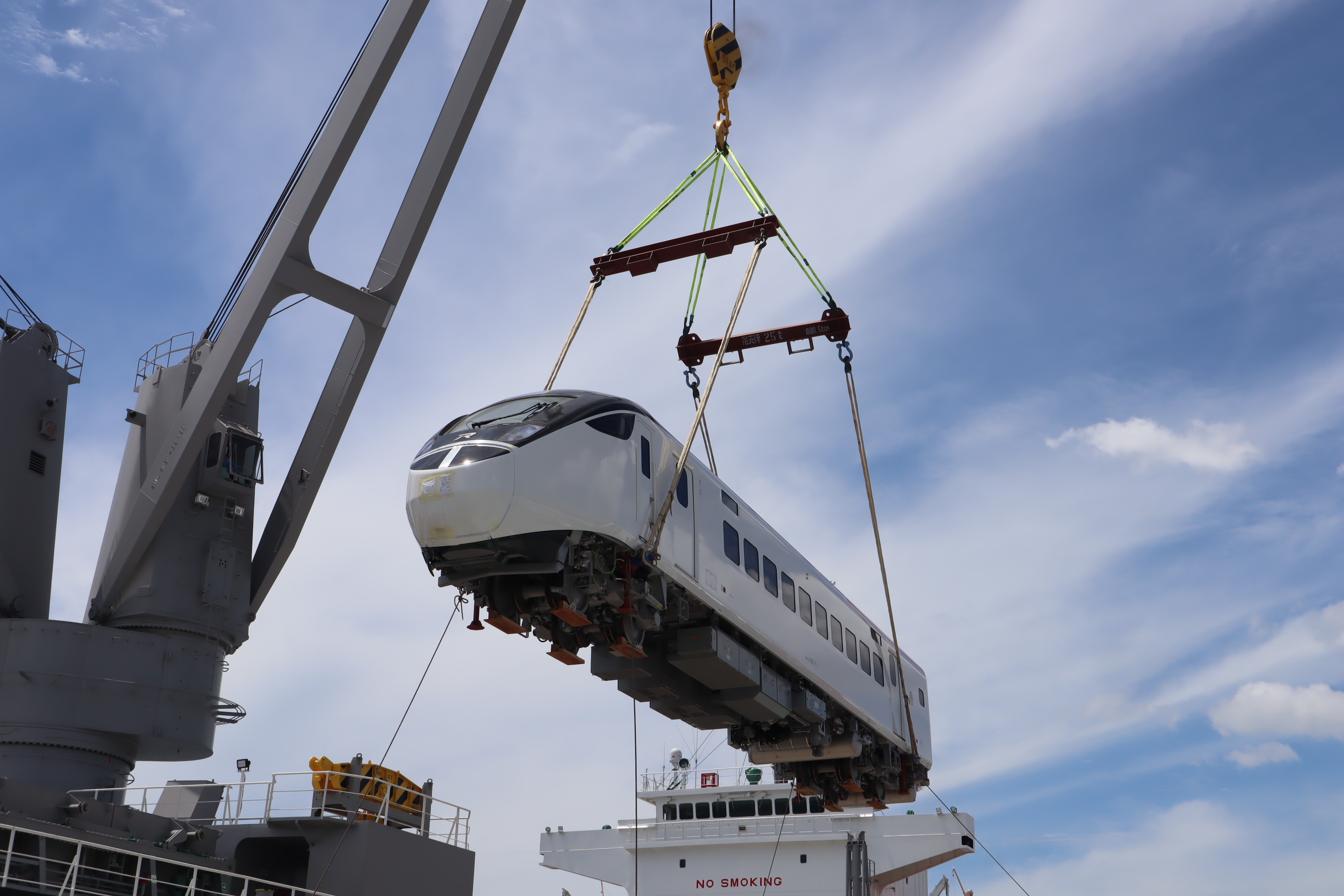 日立製作所 日立製の台湾都市間特急車両 Emu3000 が現地に到着しました 車両は鉄道事業者である交通部台湾鉄路管理局のもとで数か月間の試験を経て 運行を開始します 日立は 鉄道 システムの発展を加速させ 人々の Qol 向上と 持続可能 な社会の