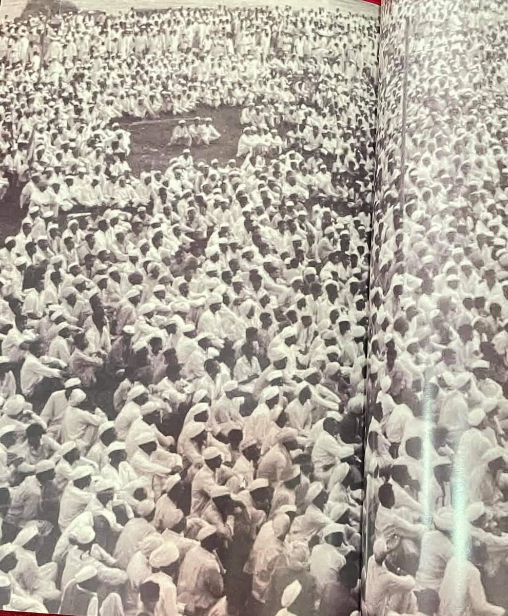 #Thread | टिळकांची अंत्ययात्रा !

जसजशी टिळकांच्या निधनाची बातमी पसरली तसतसे लोक सरदारगृहाकडे धावू लागले. लोक ढळाढळा रडत होते. पावसानेही कहर केला होता. लोकांना मात्र त्याची पर्वा नव्हती. ३१ जुलैच्या रात्री मुंबईमध्ये संगीत भावबंधनचा हाऊसफुल्ल प्रयोग चालू होता.