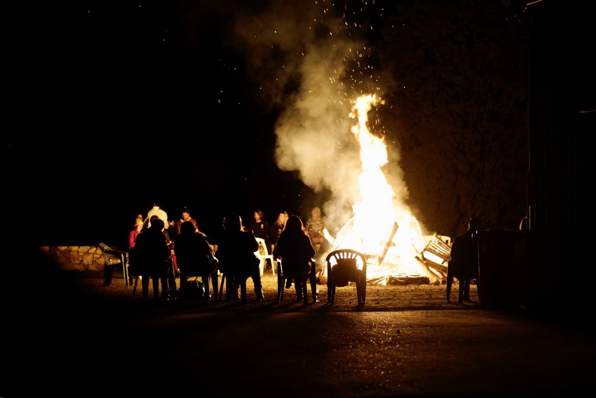 Opened a bunch of Lake George Winery museum wines on the weekend for their Burning of the Barrel. A study in patience with 20yr old corks. Good to see the ‘09 Chardonnay still looked good. 

My buddy was on marshamallow stick duty for the little kids ❤️#canberrawines