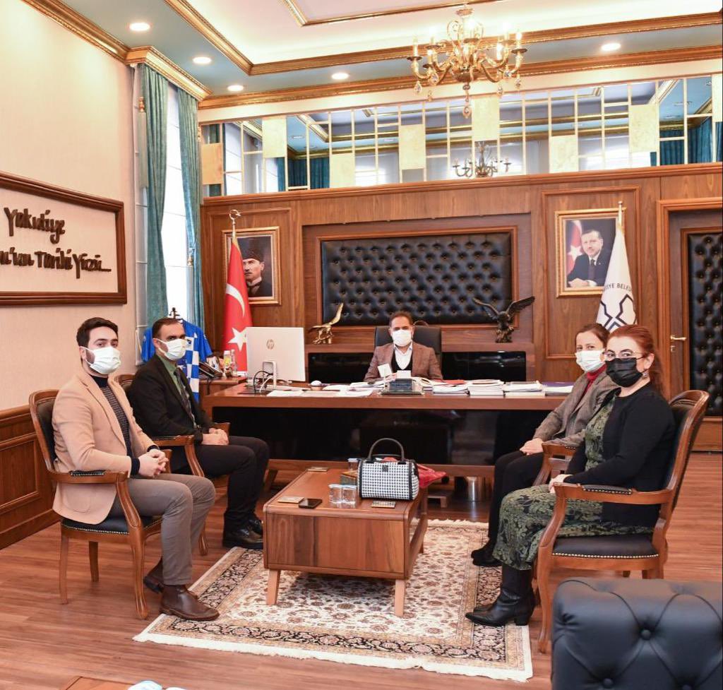 Atatürk Üniversitesi DAKAM müdürü ve müdür yardımcıları olarak Mimarlık ve Tasarım Fakültesi Dekanı Prof.Dr.Süleyman Toy ile birlikte Yakutiye Belediye Başkanı Sn. Dr. Mahmut Uçar’ı ziyaret ettik. Merkezimizin kentle ilgili hazırladığı projeler hakkında görüştük.