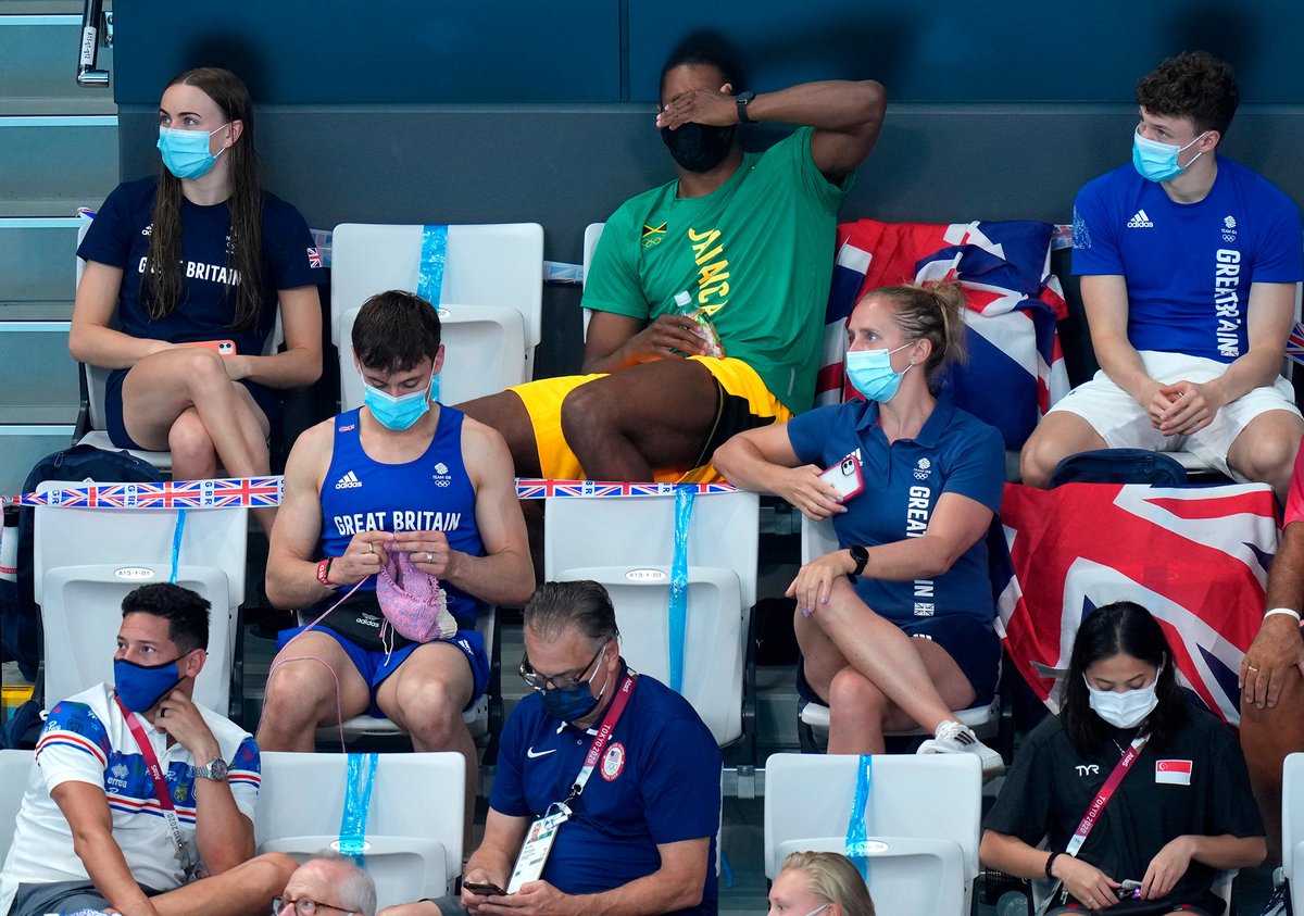CNNEE's tweet photo. El medallista de oro Tom Daley fue visto tejiendo en la final de trampolín de 3 metros femenino https://t.co/TGBme3go1I https://t.co/fg6W222iKp
