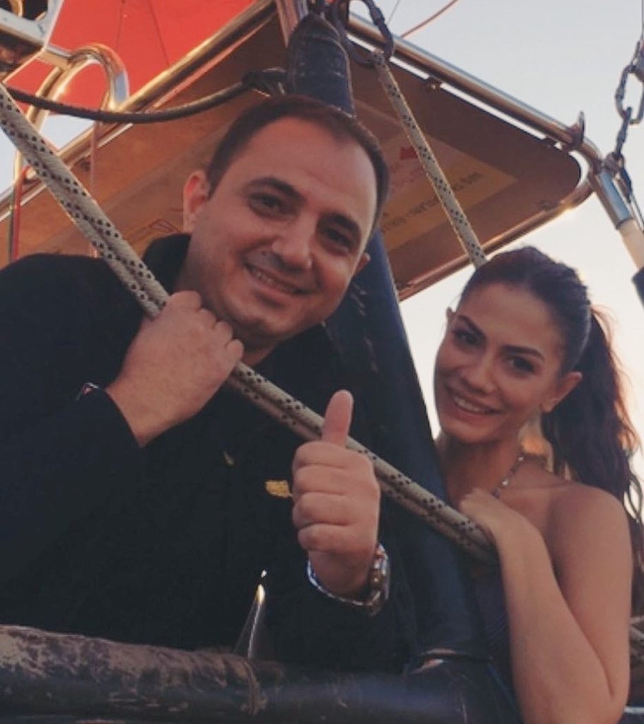 Cris_CA3's tweet photo. Tra oggi e domani finiranno le riprese del film #AskaTeslim presto valuterà altre offerte di lavoro e nn posso che essere fiera ed orgogliosa di lei una ragazza che sa mettersi in gioco, sempre con un sorriso x tutti 😊ed è ciò che la fa amare da tutti 🤗 #DemetÖzdemir 🅰️Ⓜ️🅾️🌈 https://t.co/2hOC7tAdrO
