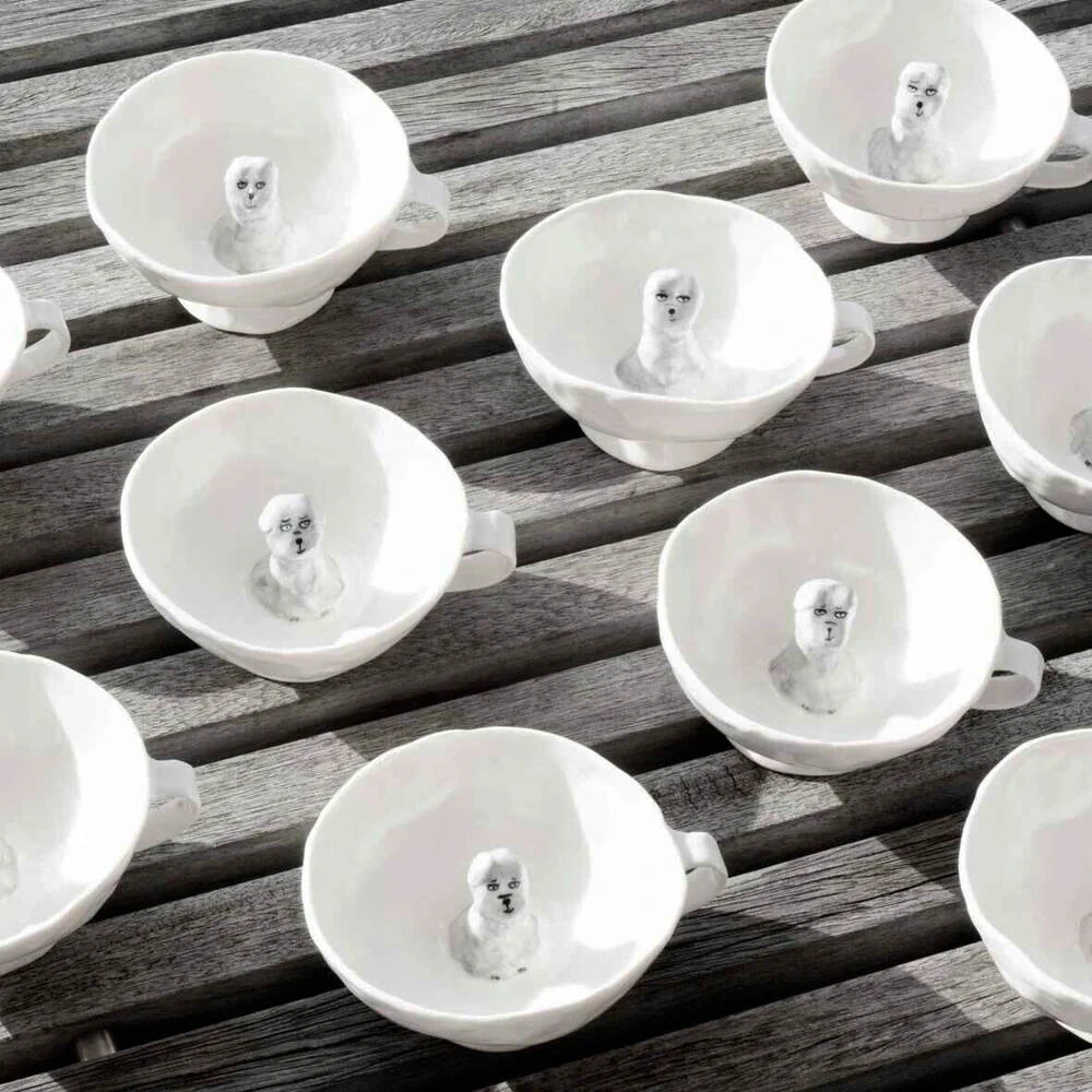 表情が可愛すぎる！犬のテリアが顔を出すティーカップが登場！