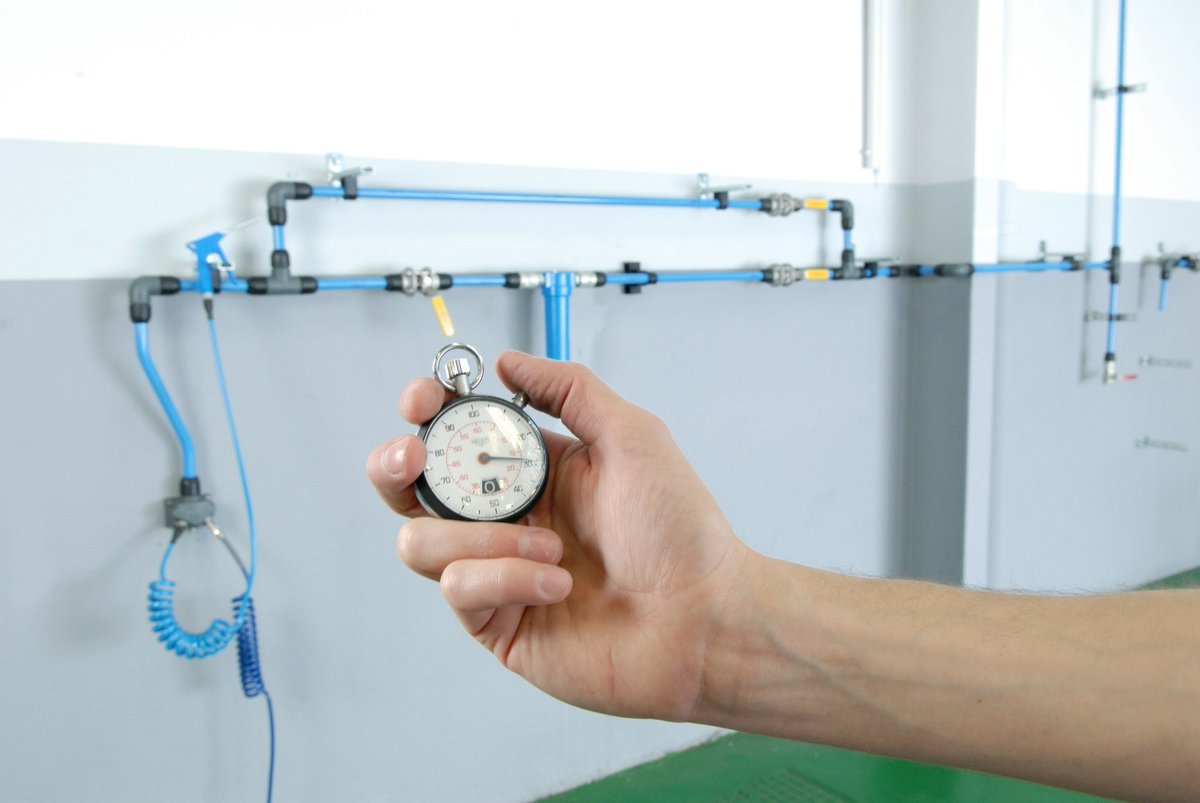 AtlasCopcoSpain's tweet photo. ¿Sabía que una pérdida de presión de 1 bar aumenta un 7% el consumo de energía? Para evitar estas pérdidas debe asegurarse que el sistema de #tuberías tiene el tamaño correcto, no presenta fugas y mantiene la presión. Descubra #AIRnet: https://t.co/kkryAtx71f https://t.co/uU2ZYmLeas