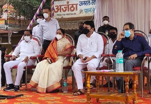 vishwajeetkadam's tweet photo. महाराष्ट्राचे मुख्यमंत्री आदरणीय उद्धवजी ठाकरे यांनी आज भिलवडी येथे पूरग्रस्त नागरिकांशी संवाद साधला. त्यांचे प्रश्न समजून घेतले आणि सर्वतोपरीने मदत करण्याचे आश्वासन दिले. 
@CMOMaharashtra @OfficeofUT @INCMaharashtra https://t.co/ZMUKxDA0XM