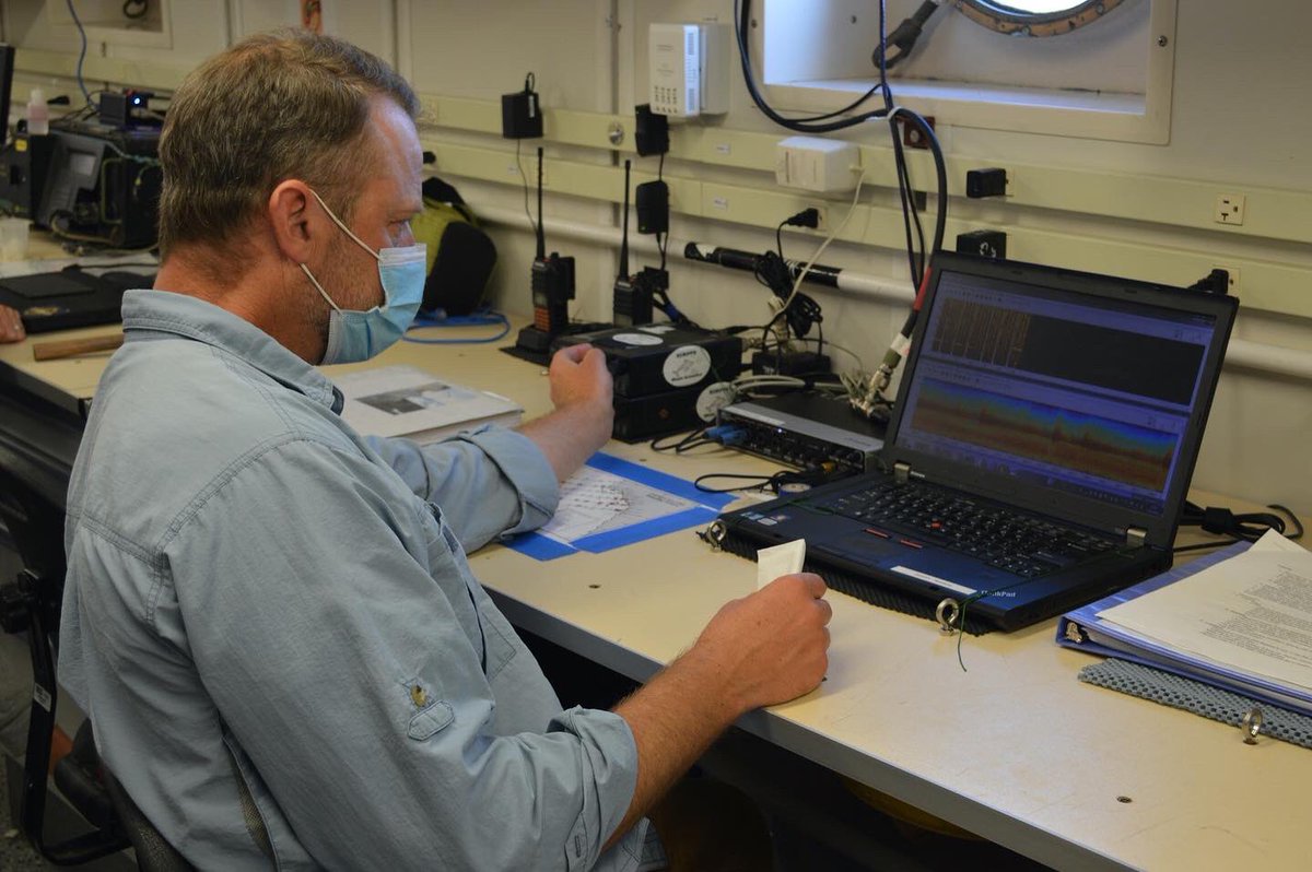 calcofi's tweet photo. Josh and Celest deploying sonobuoys before stopping at a #CalCOFI station!
And Josh watching the echogram to detect which #MarineMammals are nearby based off the frequencies they produce π¬π³
#cetaceans #marinescience #scrippsoceanography #sonobuoy #acoustics https://t.co/nzewNzbg4D
