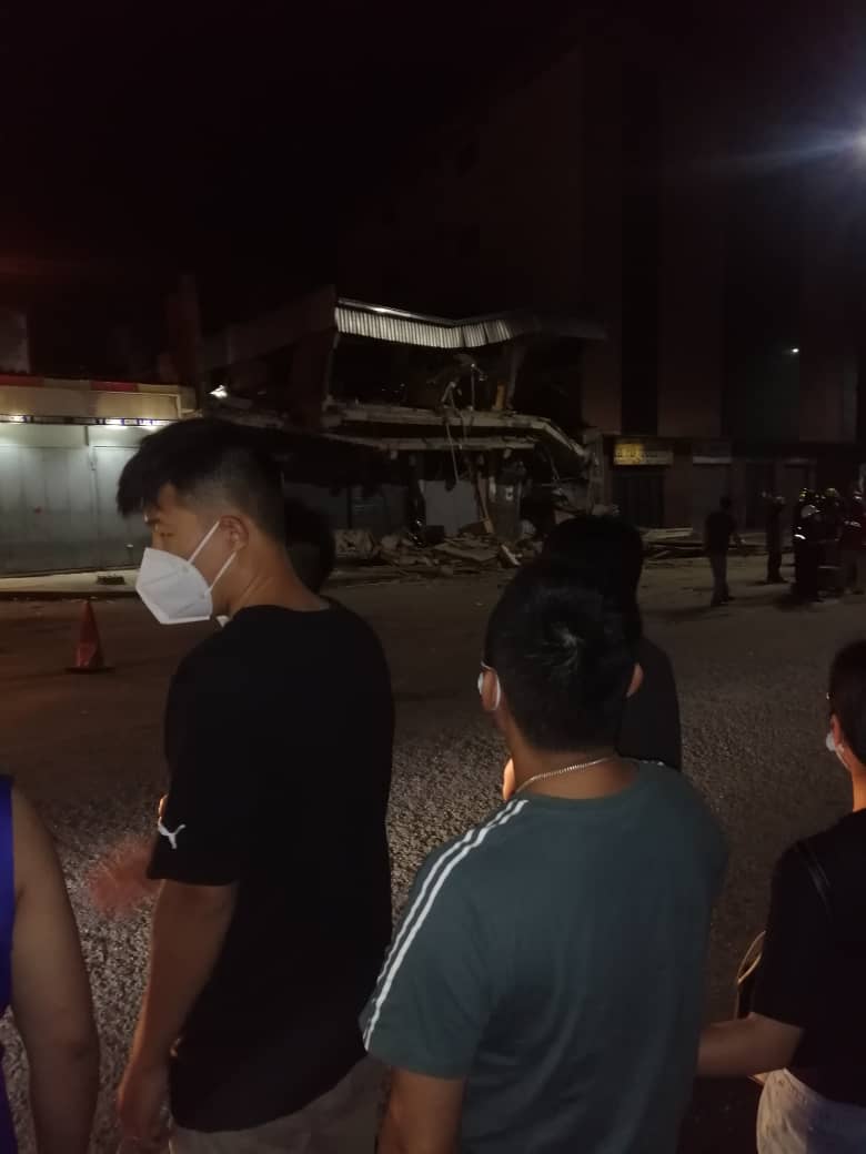 #ULTIMAHORA 🚨 Imágen del Derrumbe del Edificio la Alcabala, Ubicado en la esquina del Mocho en Guatire...