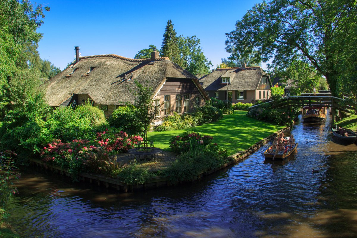 UberFacts's tweet photo. The Dutch village of Giethoorn has no roads. Everything is connected by canals and footbridges https://t.co/ha9Cbj0tUg