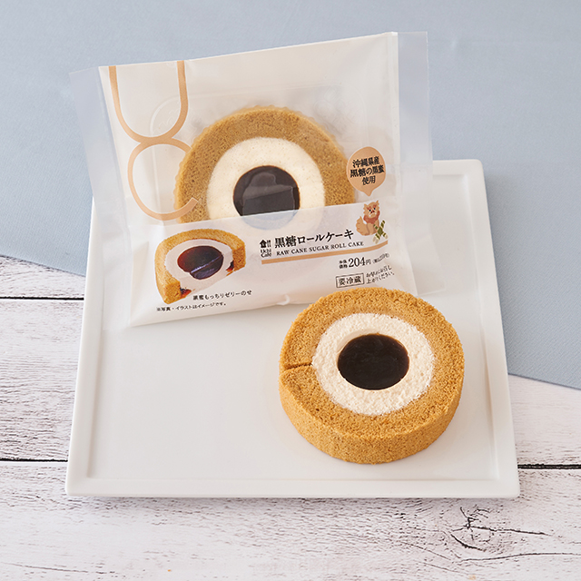 ローソン 九州沖縄フェア 開催中 黒糖好きさん 黒糖ロールケーキ 沖縄県産黒糖 の黒蜜使用 は もう食べましたか 生地にもクリームにも黒糖を使い もっちり黒蜜ゼリーをトッピングしています ローソン おうち観戦にぴったり ローソン