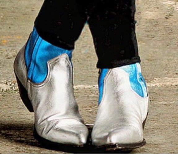 lhhcomfort's tweet photo. i miss chelsea boots of Harry Styles https://t.co/k31SFGZQ3x