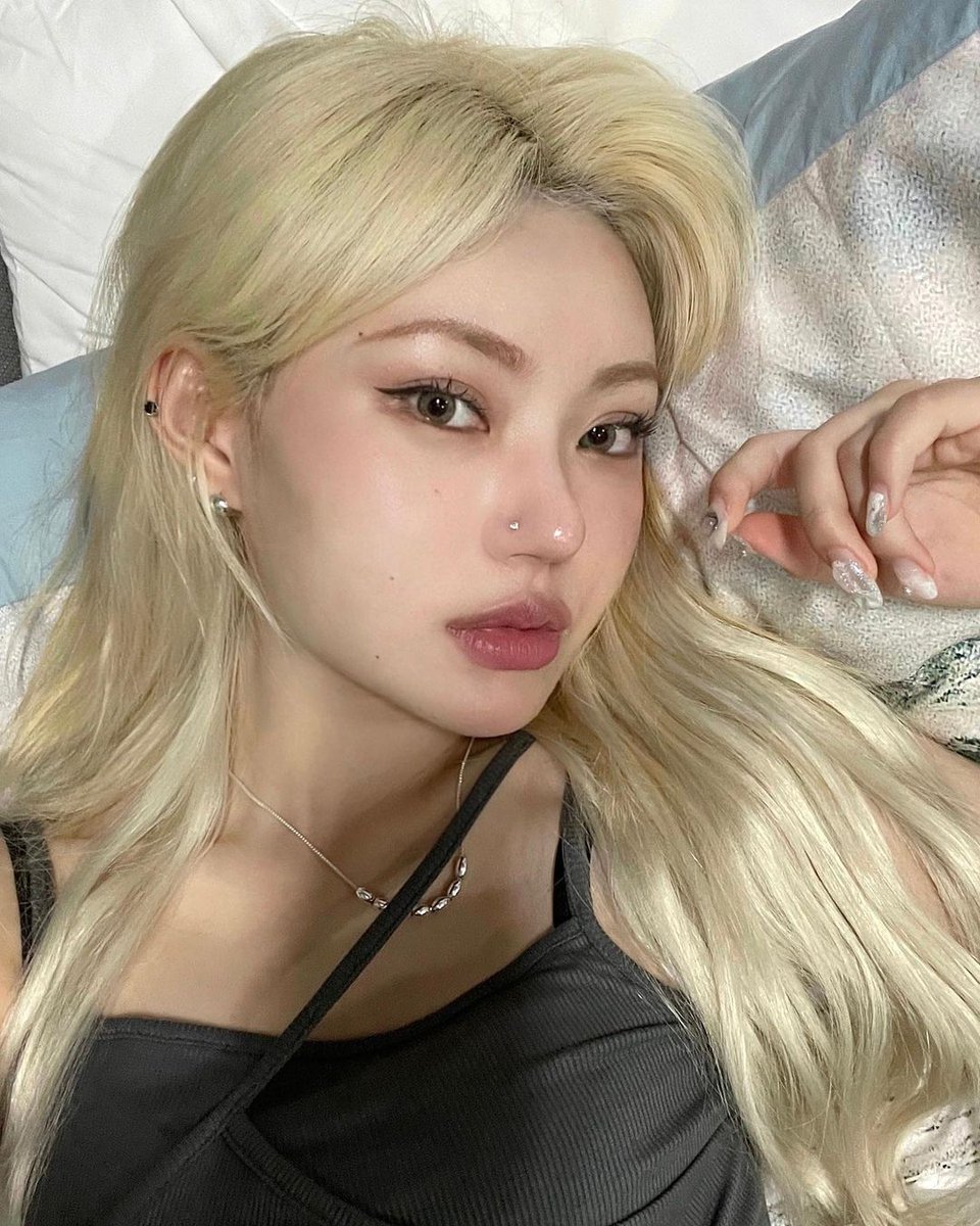 Miércoles 28 de julio;
#Rolbandchella21

—publica en instagram una selfie que se tomó mientras descansaba con su hermana <a href="/DianaBryxr/">Diana</a> en la carpa un rato ya que más al rato saldrían por comida y a conocer la zona de camping. —