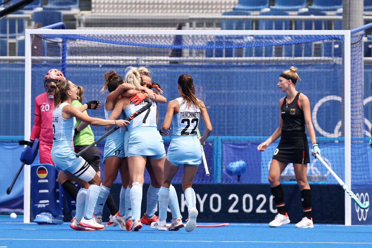 Ya estamos en semifinales Vamos Argentina . Vamos Leonas ! 🇦🇷🏑 que lindo partido nos regalaron 💪 <a href="/ArgFieldHockey/">Argentina Hockey</a> <a href="/Tokyo2020/">#Tokyo2020</a> #olimpics #Leonas