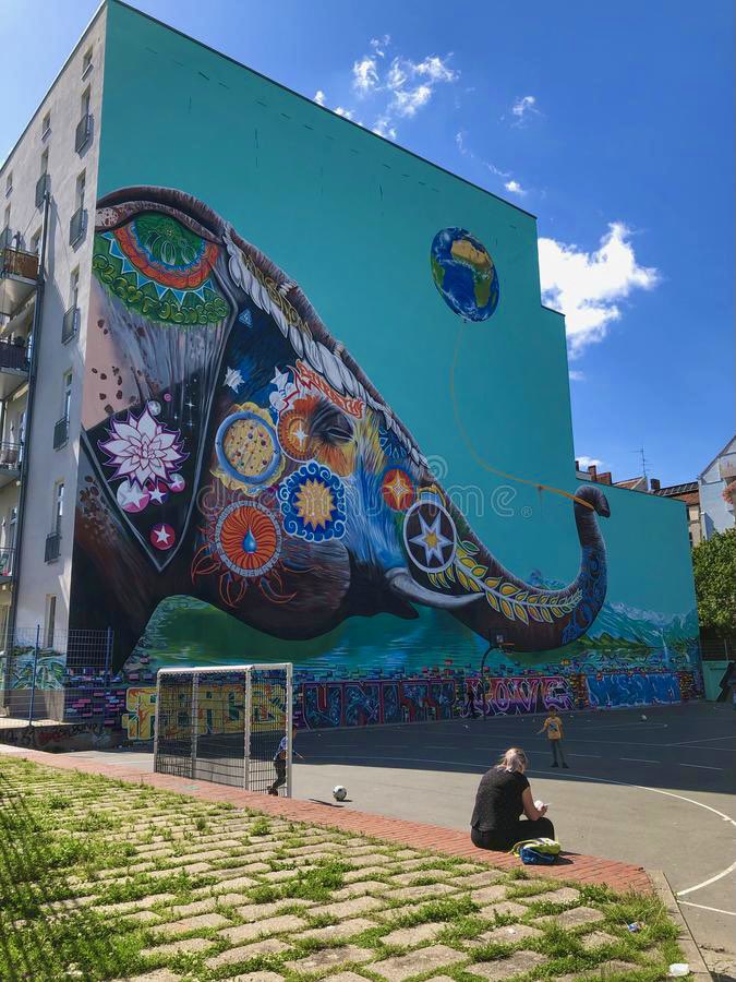 WalterJLindner's tweet photo. Did you know that over 130.000 INDs live in GER (50% with GER passport)? In my Berlin neighbourhood (also in many other GER cities), 🇮🇳 is omnipresent: startup IT developers, yoga &amp; Ayurveda teachers, students, engineers, nurses, restaurant-owners. 🇪🇺-funded #diasporastudy https://t.co/bmrpjAP5DC