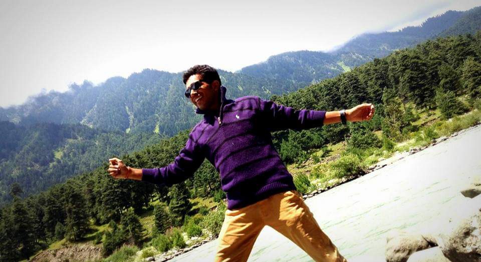 ABHINAVsr's tweet photo. बंदा परवर तेरा बंदा
आसमान में उड़ता परिंदा
पर फैलाये खुली हवा में
तेरी नवाज़िश पे है ज़िंदा

मख्बररे पे बैठे कबूतर
पढ़े ज़बान से अल्लाह अल्लाह

परिंदा है परिंदा है
परिंदा है परिन्दा
आसमान में उड़ता परिंदा

#FreakyAli Song 🎸🎵🎼 ❤️
@TSeries @Nawazuddin_S
@wajidkhan7 #goodmorning https://t.co/ddEJ8WnHHn