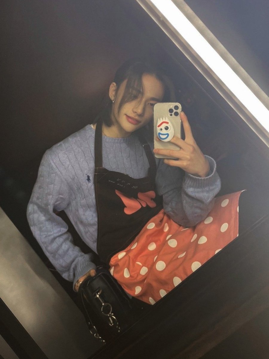hyun_sxft's tweet photo. Miren a Hyunjin con blonde hair luce tan beautiful aunq también se ve muy butterfly con su black hair porque Hyunjin best boy best dancer y best rapper, lo amo basta<3 https://t.co/oCw92Gxhgu