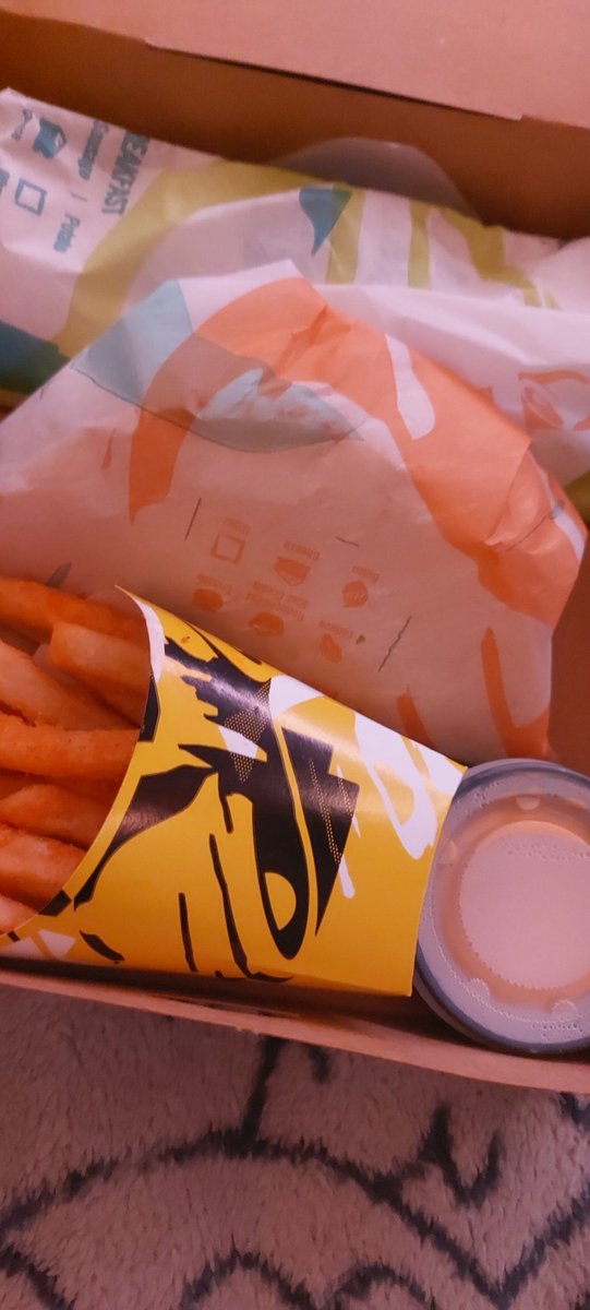 comamilk's tweet photo. got taco bellll 🥳🥳🥳🥳
there wasnt any baha blast cause @gawrgura told everyone to get it 🙄
#NachoFries #FryForce https://t.co/o6M4MF02BE