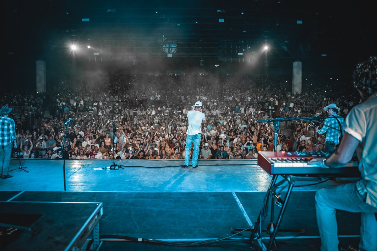 ParkerMcCollum's tweet image. First show I ever played in dallas was at The Vagabond in 2015 for about 11 people and they told us to play quieter or stop lol. Last night we sold out 20,000 people downtown at Dos Equis! Bust your ass every day and chase that dream! Love y’all!