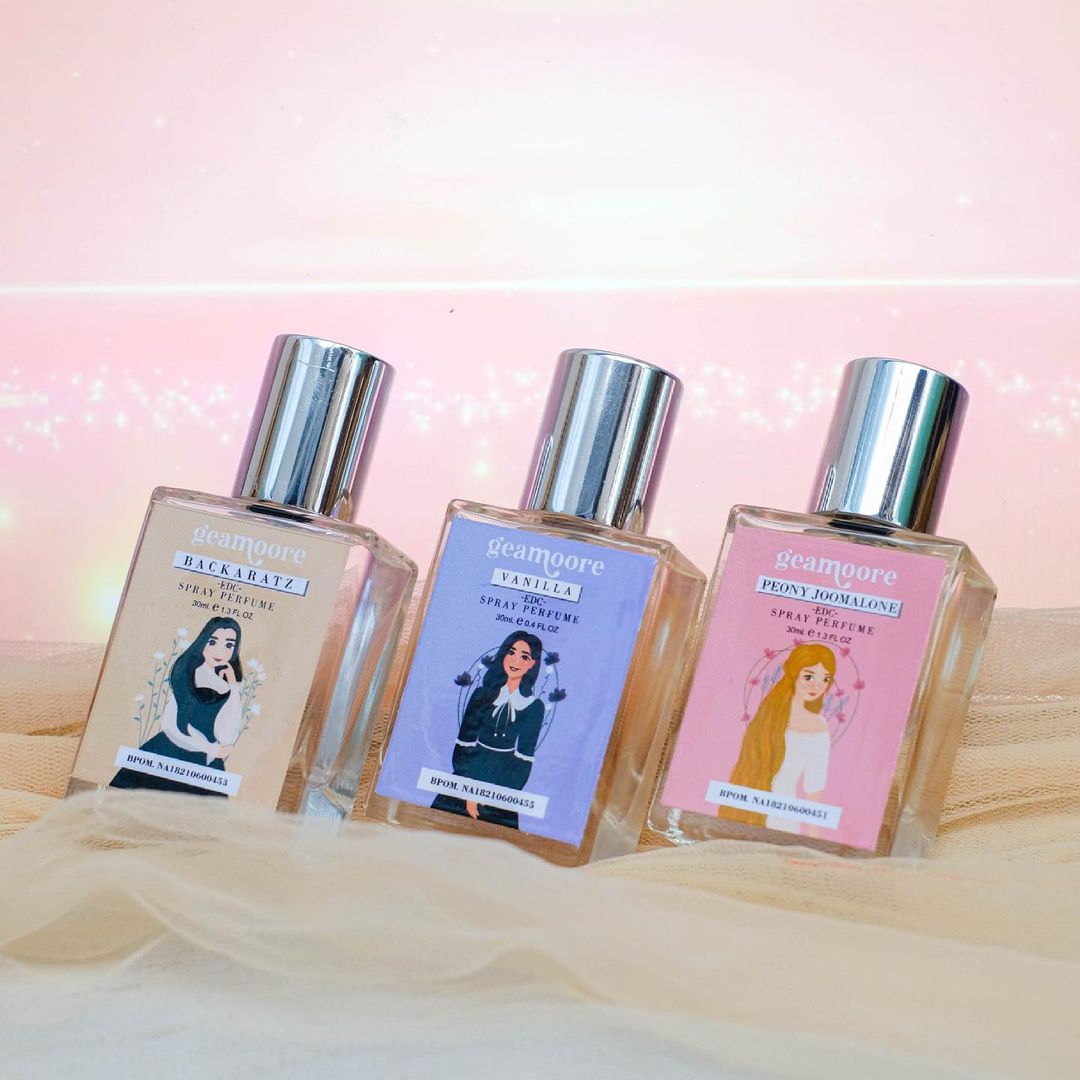Rita_Agustinaa's tweet photo. Inspired Perfume by Geamoore.
Parfum ini terdiri dari 2 ukuran :
▪︎ 6ml - Rp 6.000,-
▪︎ 30ml - Rp 17.000,-
🌼 Harga Grosir min 12 pcs ya 🌼
Order? WA : 085655528640
#geamoore #parfumgeamoore #bodymistgeamoore #vscentgeamoore #inspiredperfume #bodymist #vscent https://t.co/SBXXTNlhby