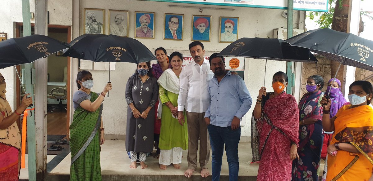 MaheshWable5's tweet photo. लोकशाहीर डॉ आण्णाभाऊ साठे जंयती निमित्त छत्री वाटप करण्यात आल्या .... https://t.co/1SIDpCyM6P