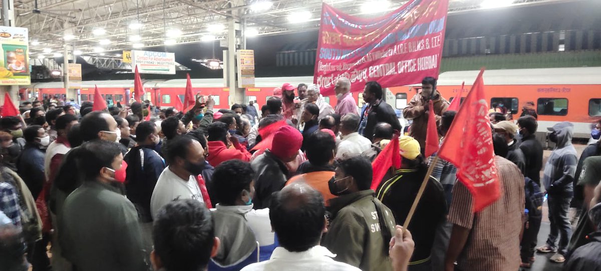 ShivaGopalMish1's tweet photo. AIRF महामंत्री शिवगोपाल मिश्रा SWRMU के कार्यक्रम में हिस्सा लेने पहुंचे हुबली , रेल को बचाने के लियेबकर रहे है एकजुटता की अपील !
@RailMinIndia @SWRRLY @SwrmuA https://t.co/22xuRRXznN
