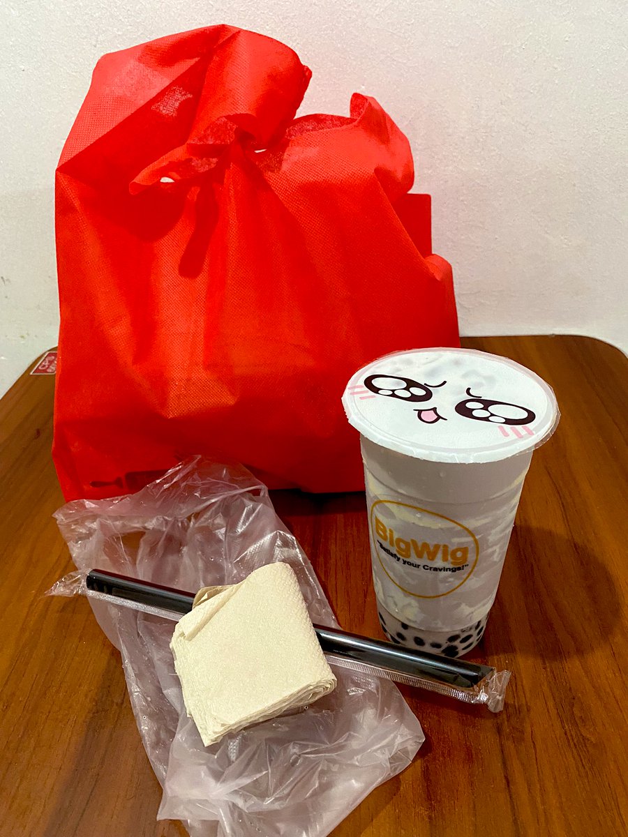 SuperGirlDChamp's tweet photo. I want to commend Ms. Ann of #HeartyBread located in Summit One Tower, Shaw Blvd. , Mandaluyong for being efficient in taking my order. It’s always a plus to have good delivery service. Kuya rider says bayad na po ma’am. I told him “ It’s rude not to accept tip” he smiled 🤣 https://t.co/sKXjr0QDEy