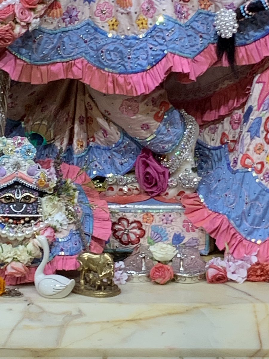 My_new_avatar's tweet photo. 𝘙𝘢𝘥𝘩𝘢 𝘒𝘳𝘪𝘴𝘩𝘯𝘢 𝘛𝘦𝘮𝘱𝘭𝘦, 𝘰𝘧𝘧 𝘖𝘹𝘧𝘰𝘳𝘥 𝘚𝘵𝘳𝘦𝘦𝘵, 𝘓𝘰𝘯𝘥𝘰𝘯

Aarti followed by Harinaam on Oxford Street was Sublime…

Gurudev @Subodh39704802 

Videos in following tweets 👇👇👇

³⁰ᵗʰ ᴶᵘˡʸ, ˢᵃᵗᵘʳᵈᵃʸ https://t.co/HKPrfamgiA