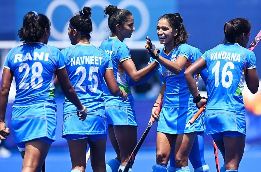 QF⏩SF🇮🇳🙌🏻
🎵चुटकी कोई काटो न है हम तो होश में
क़दमों को थामो यह है उड़ते जोश में
बादल पे पाँव है, या छूटा गाँव है
अब तो भई चल पड़ी अपनी यह नाव है🎵
History in Tokyo!! Congratulations Indian women's team!! So so proud🇮🇳👏🏻 #GoForGold #Teamindia #Tokyo2020 #Olympics