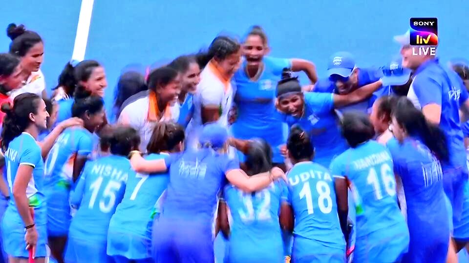 kreedajagat's tweet photo. याहू..चक दे इंडिया..🇮🇳🏑
अविस्मरणीय..भारतीय महिला संघाने बलाढ्य ऑस्ट्रेलियाला धूळ चारली.
१-० अशा विजयासह पहिल्यांदा उपांत्य फेरी गाठण्याची कामगिरी केली.
गोलरक्षक सविता पुनियासह सर्वांचीच जबरदस्त कामगिरी.
विजयाचा जल्लोष बघत रहावा असाच.😍🇮🇳
#Hockey
#TeamIndia #Tokyo2020 #Ind https://t.co/eoqx0CuWYE