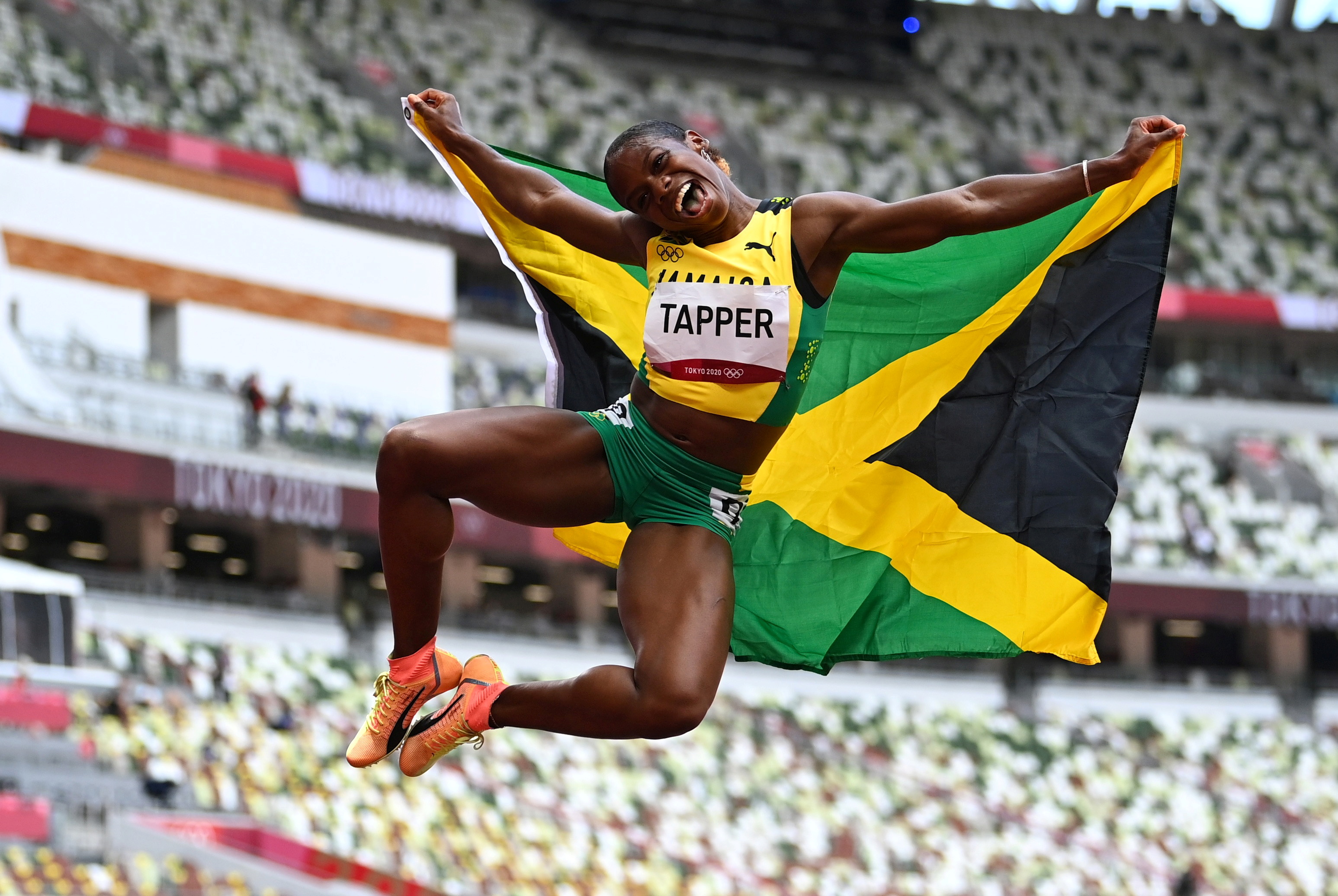 Twitter 上的 ロイター 陸上女子１００ｍハードルで銅メダルを獲得して喜ぶ メーガン タッパー選手 ジャマイカ 金メダルはジャスミン カマチョクィン選手 プエルトリコ に授与された ８月２日 オリンピックスタジアムで撮影 ２０２１年 ロイター Dylan