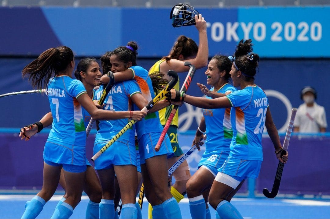 एक और एतिहासिक कामयाबी। पुरुष टीम के बाद अब भारत की महिला हॉकी टीम भी टोक्यो ओलम्पिक के सेमीफ़ाइनल में प्रवेश कर गई है। सभी देशवासियों को बधाई।