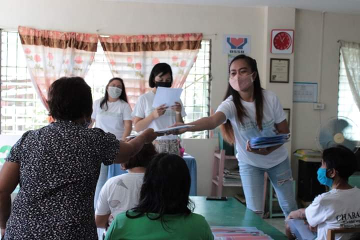 coreph1's tweet photo. Our hearts ❤️ melted earlier today to see the smiles and laughter of every parent who’s excited to guide and train their child to be an environmentally- conscious individual 🌞 One of our partner communities for development is Barangay 27, Bacolod City 🌻 https://t.co/i8PL5maYjc