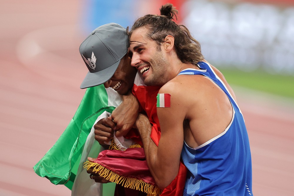 geglobo's tweet photo. Protagonistas de ouro divido no salto em altura em #tokyo2020 têm amizade que transcende a pista

Antes de dividir a medalha com o amigo, o catari foi responsável por ajudar a salvar a carreira do italiano  https://t.co/yhhoyWC5uf

#Olimpíadasnoge #Tokyo2020 https://t.co/H5tgEhXEp6