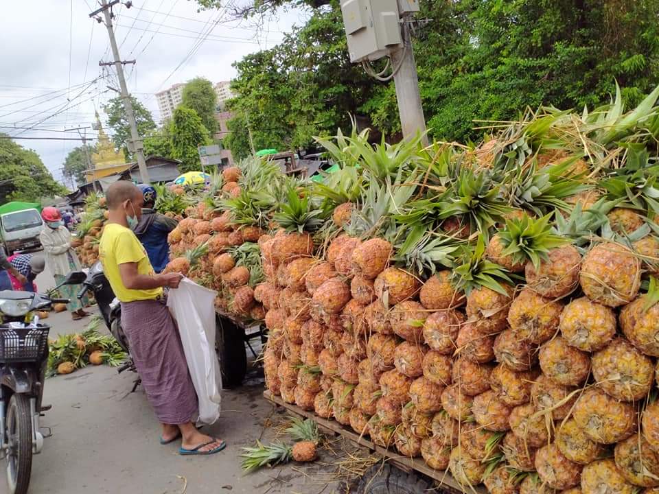 "You can carry as much as you can"

In #Mandalay, Pineapples are being given away for free on 30th and 86th Streets because there is no space in the theater.

#RecognizeNUG
#Aug2Coup 
#WhatsHappeningInMyanmar