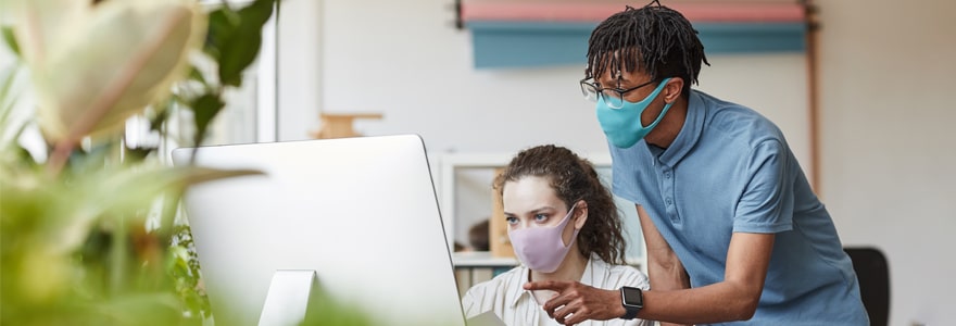 Most UK employees will continue wearing masks at work thehrdirector.com/business-news/…