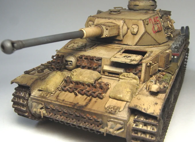 タミヤのIV号戦車G型のつづき。ホコリ汚れ追加しました。あと少し。 