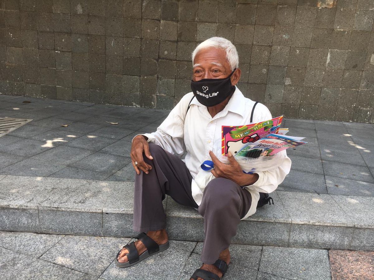 mulaidarikitaid's tweet photo. Kemaren di sekitaran Bundaran HI, gak sengaja ketemu bapak tua yg lg jualan buku mewarnai. Terus ngajak ngobrol, ternyata namanya Pak Budi dan umurnya udah 73th dan dia jualan keliling jalan kaki! Luar biasa banget semangatnya😢 #TWITTERPLEASEDOYOURMAGIC #TEBARKANKEBAIKAN https://t.co/fwLG2rb3PE
