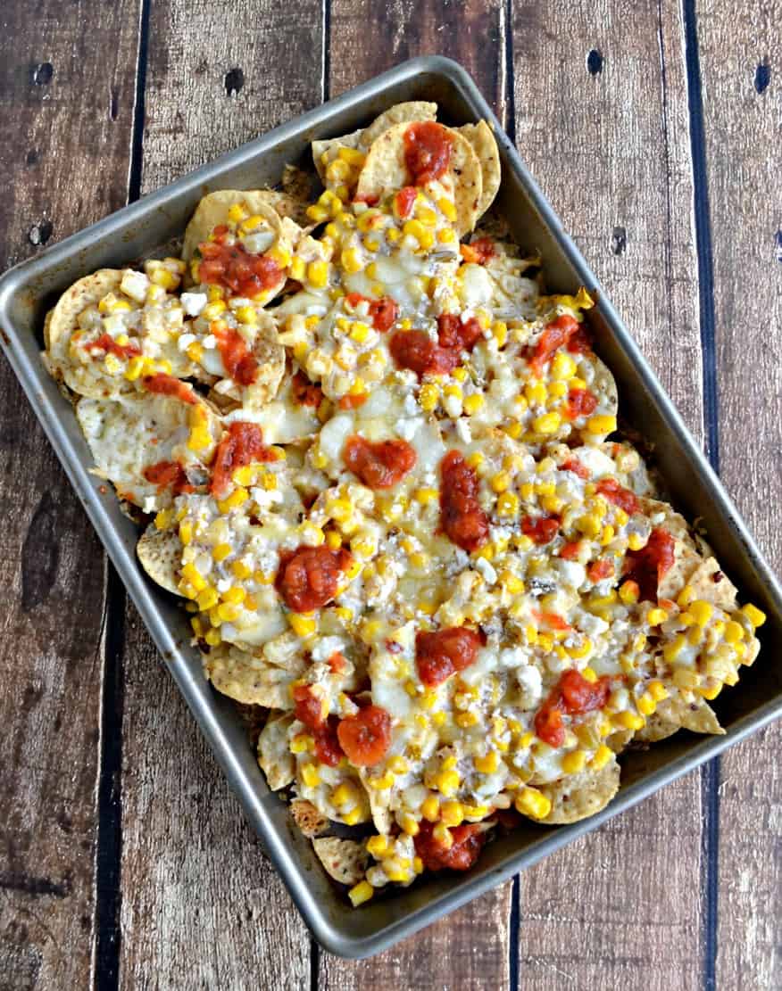 Mexican Street Corn Nachos are crispy nachos topped with corn, chili powder, lime juice, cojita cheese, and spicy Pepper Jack.
#nachos #cheese 
hezzi-dsbooksandcooks.com/mexican-street…