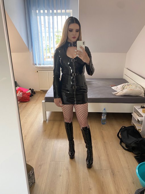 Watch KinkyNavlia's leaked NSFW photo on TwXstars