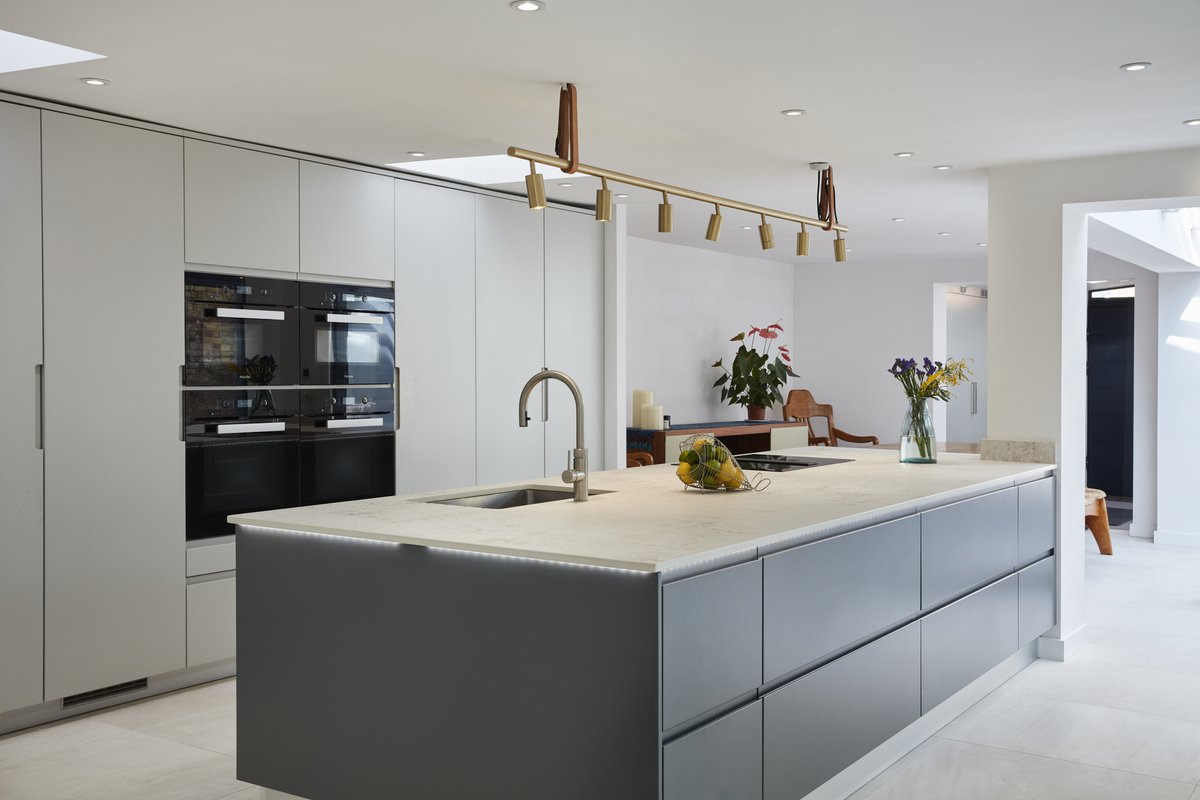 stonehamkitchen's tweet photo. Inspired by the simplicity of #handleless #kitchendesign, this #kitchen utilises two types of #cabinets from Stoneham's Flow and Fusion ranges. The light Dove Grey contrasts the dark Pipe Grey of the doors on the #kitchenisland. Read the full #casestudy: https://t.co/5R8Sdax1jF https://t.co/plffUib3lC