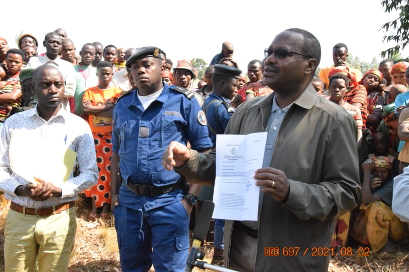 RTNBurundi's tweet photo. #Burundi Le ministre de @BMineagrie @Drurema effectue une descente dans @KayanzaProvince où il a remis, sur la colline #Bushoka en commune #Gahombo, une propriété  foncière de plus de 2ha, à Déo Wakana, un rapatrié qui avait quitté le pays  lors des événements de 1972. https://t.co/PVfytBChYv